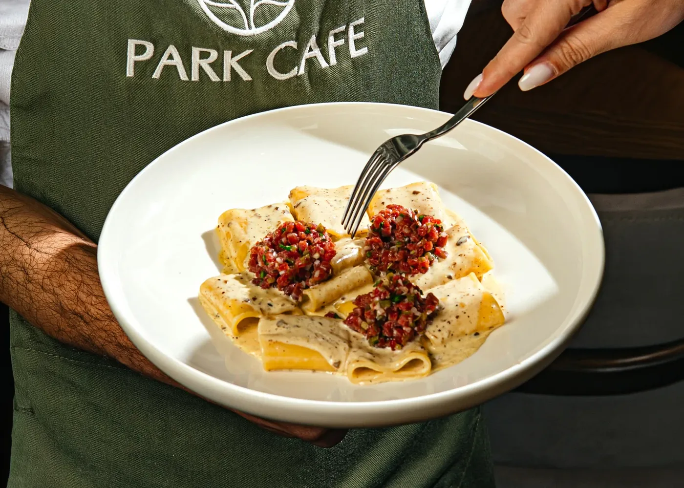 Паста паккери в руках повара Park Cafe